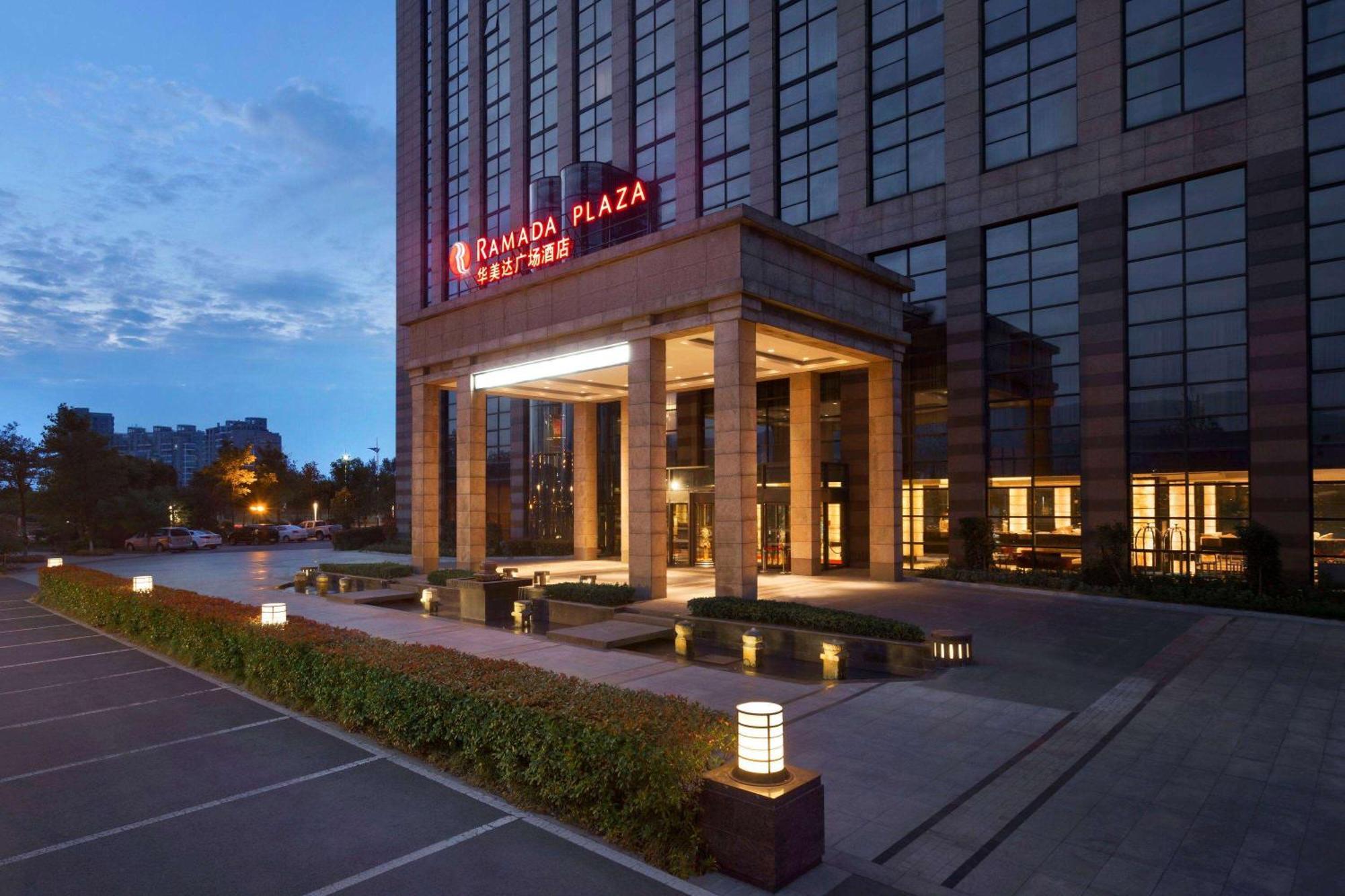 Отель Ramada Plaza Ляньюньган Экстерьер фото